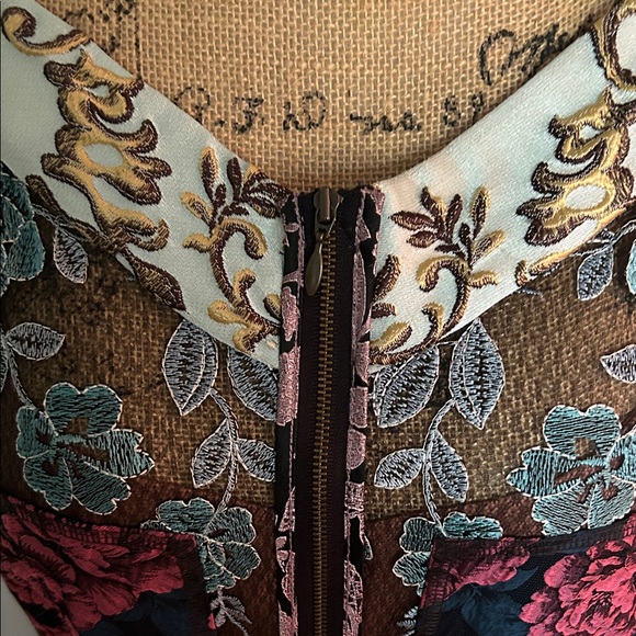 Elegant Floral Midi Dress with Zipper Detail - Picture 3 of 14